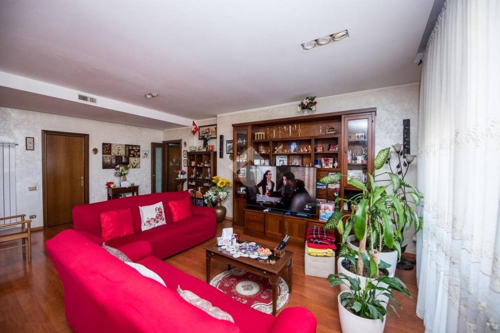 appartamento in vendita a Milano in zona Quinto Romano