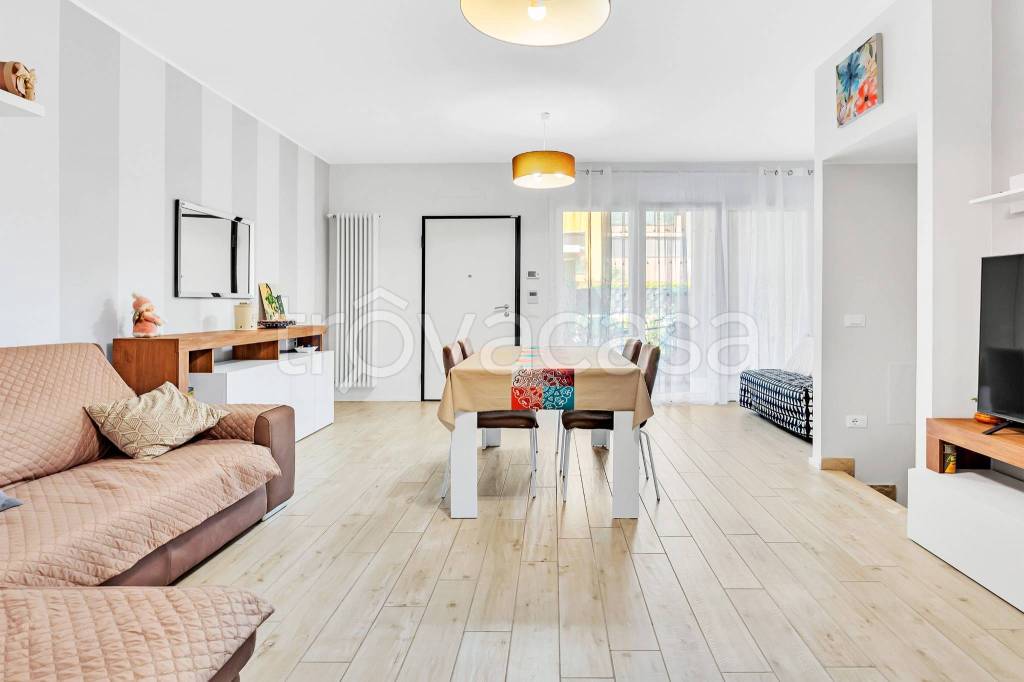 casa indipendente in vendita a Milano in zona Adriano