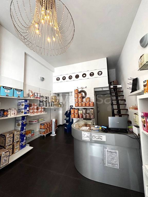 negozio in vendita a Milano in zona Lorenteggio