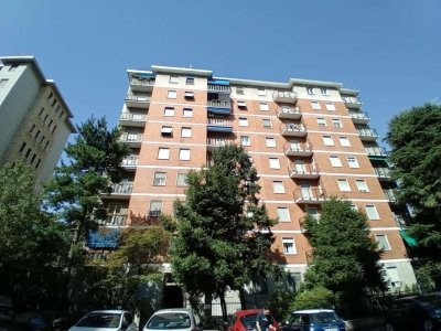 appartamento in vendita a Milano in zona Lorenteggio