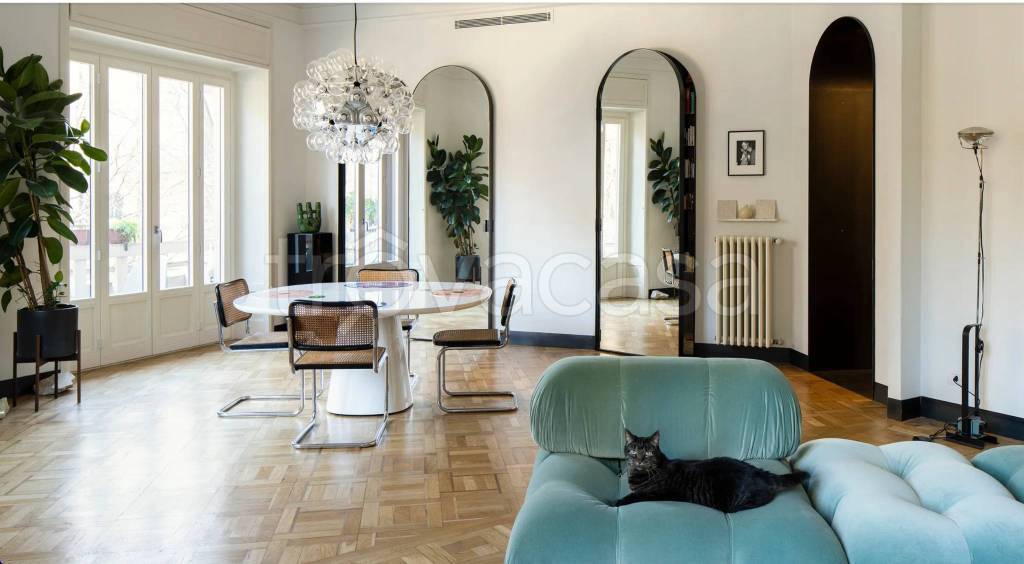 appartamento in vendita a Milano in zona Sant'Ambrogio