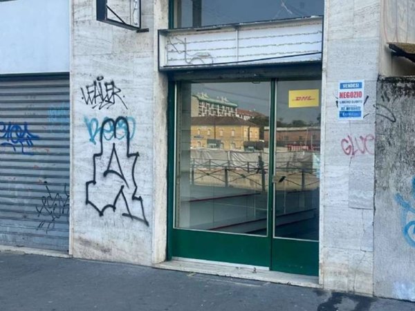 negozio in vendita a Milano in zona Famagosta