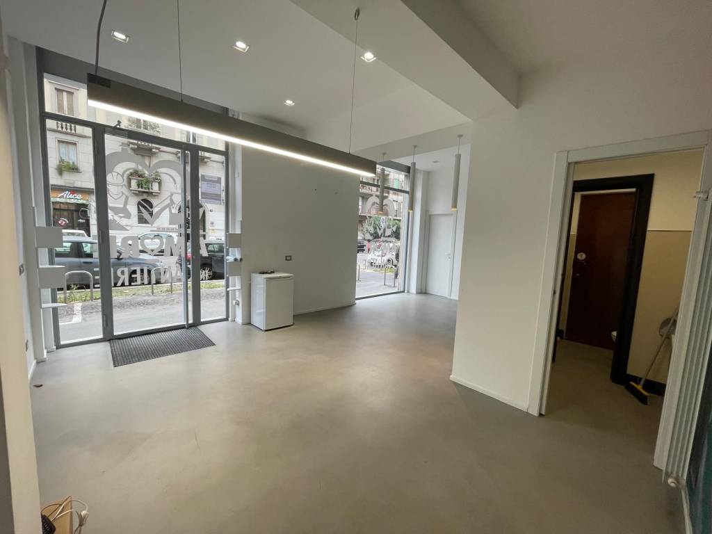 negozio in vendita a Milano in zona Lorenteggio