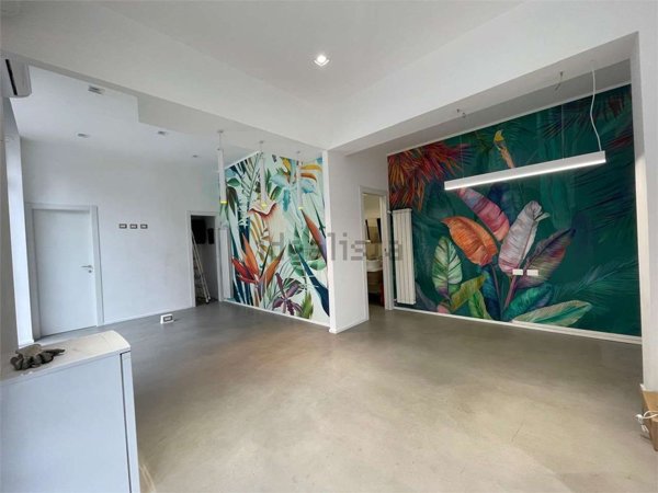 negozio in vendita a Milano in zona Lorenteggio