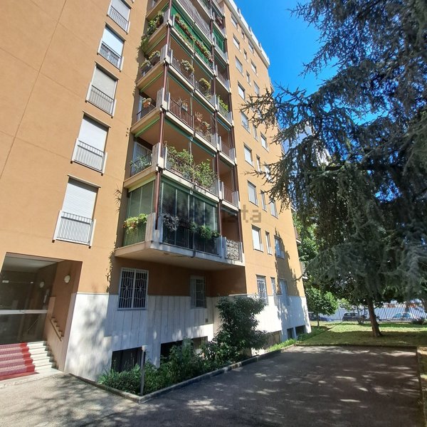 appartamento in vendita a Milano in zona Lorenteggio