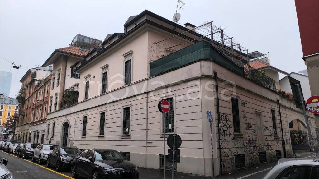 ufficio in vendita a Milano in zona Isola