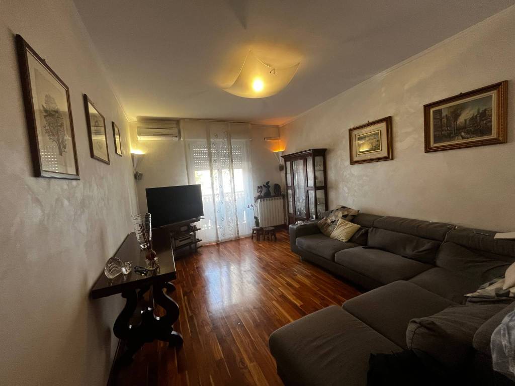 appartamento in vendita a Milano in zona Baggio