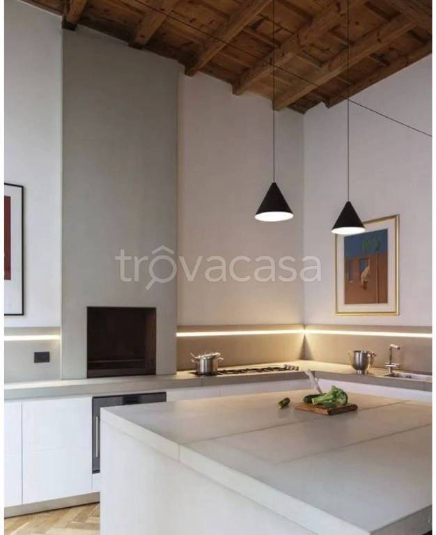 appartamento in vendita a Milano in zona Sant'Ambrogio