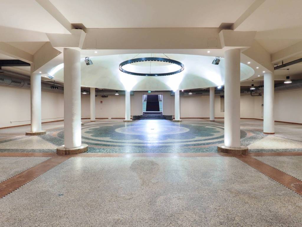 negozio in vendita a Milano in zona Guastalla