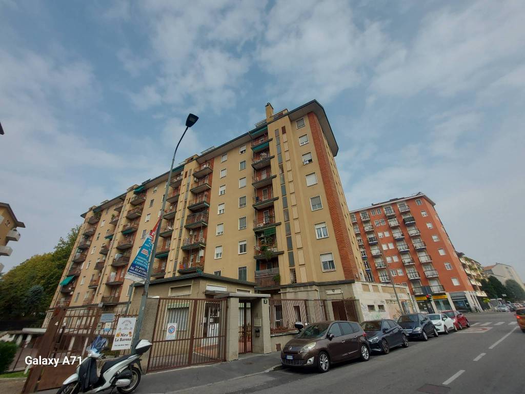 appartamento in vendita a Milano in zona Famagosta