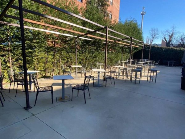 negozio in vendita a Milano in zona Barona