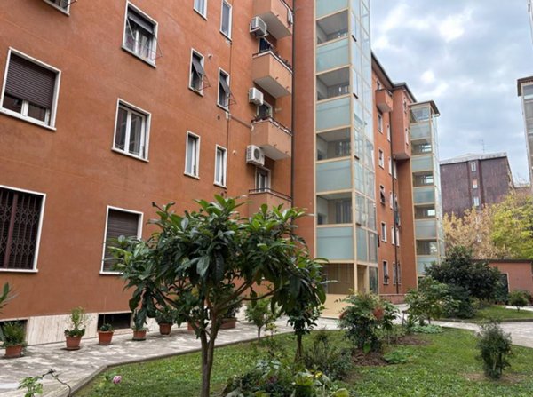 appartamento in vendita a Milano in zona Cascina dei Pomi