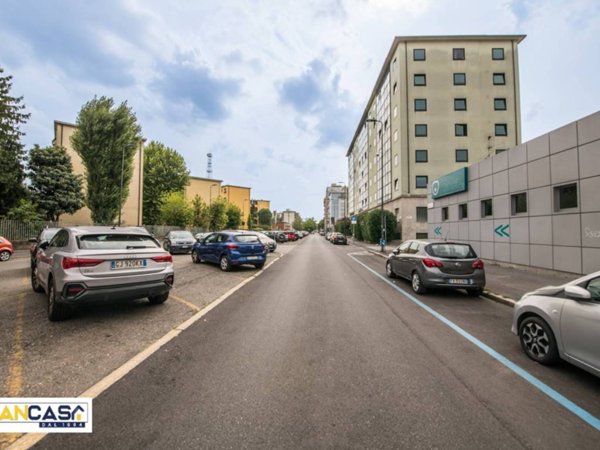 intera palazzina in vendita a Milano in zona Trenno