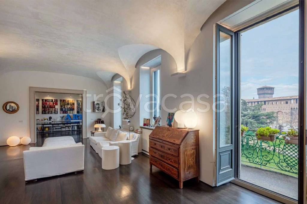 appartamento in vendita a Milano in zona Cadorna