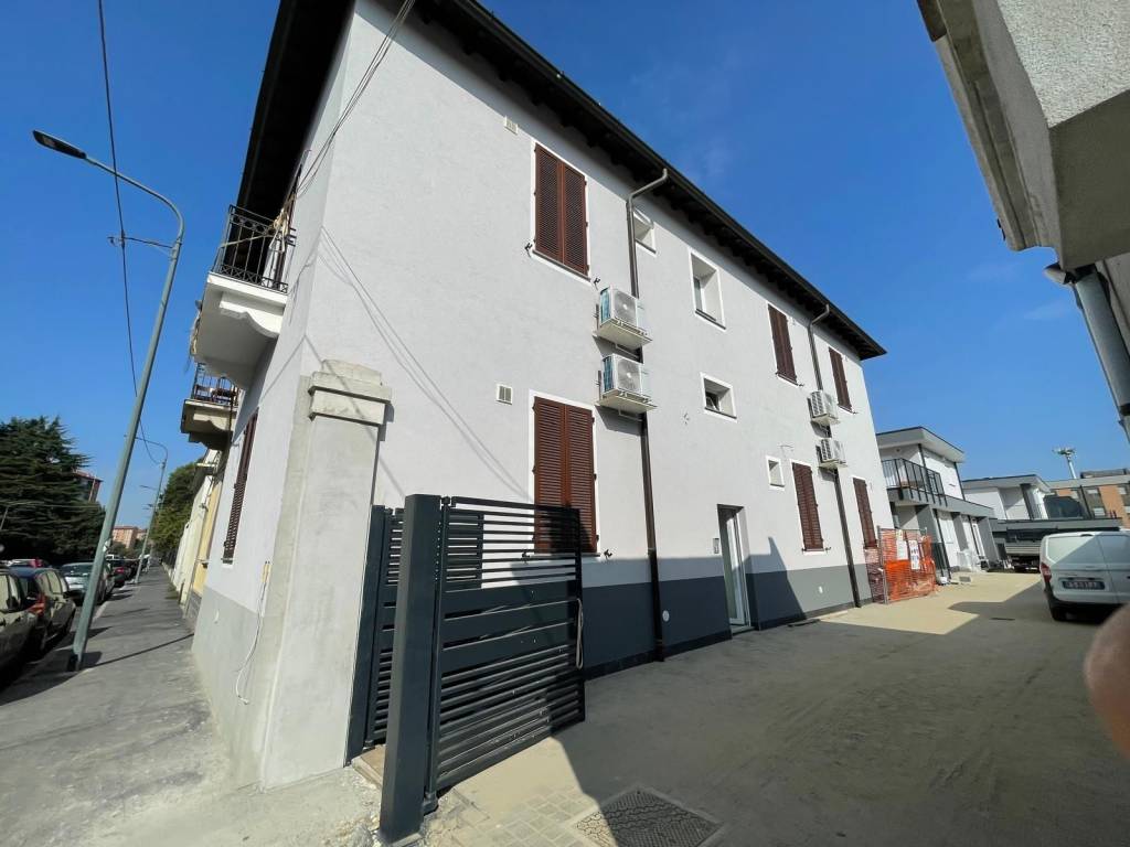 appartamento in vendita a Milano in zona Famagosta