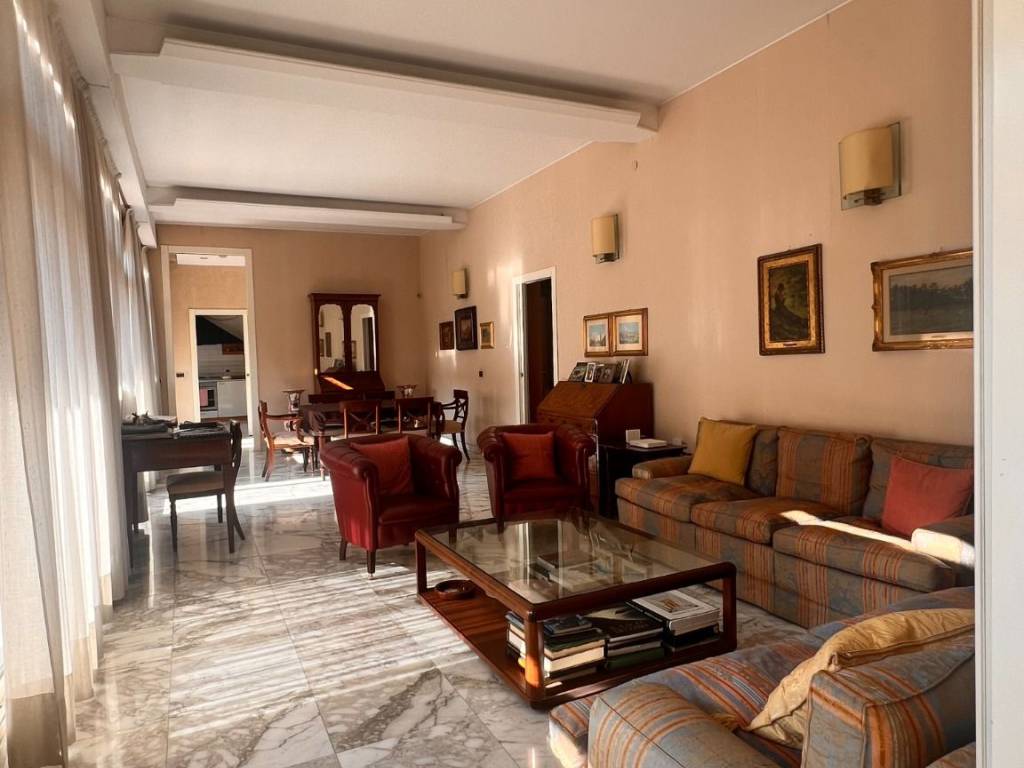 appartamento in vendita a Milano in zona Porta Nuova