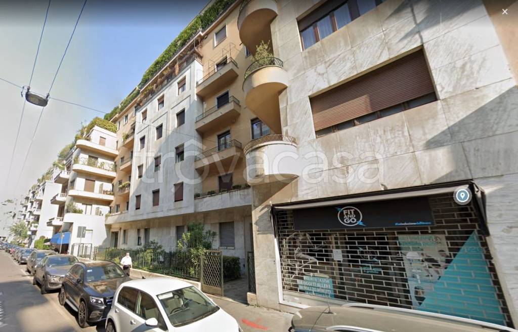 negozio in vendita a Milano in zona Guastalla