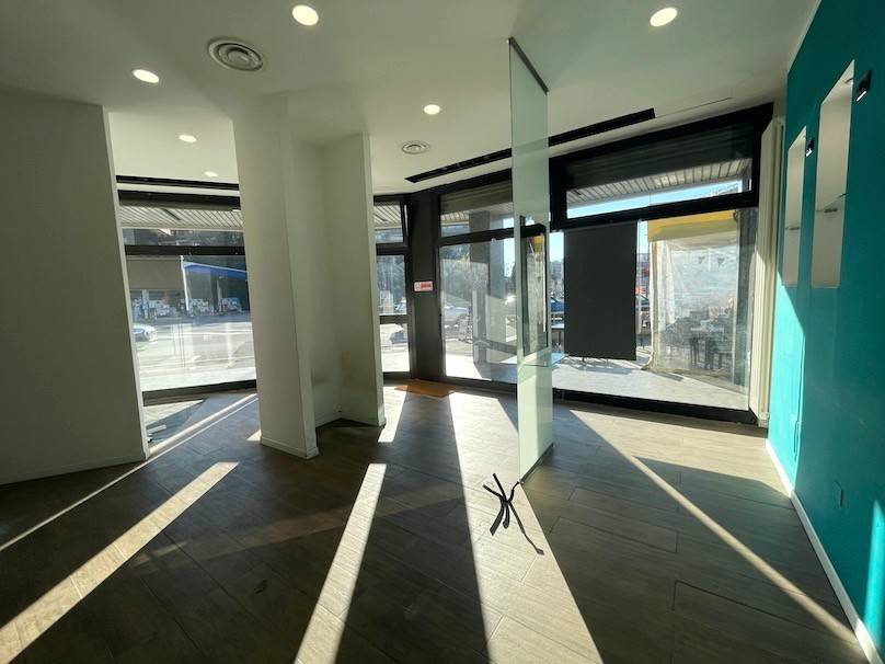 negozio in vendita a Milano in zona Barona