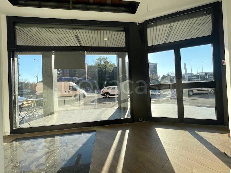 negozio in vendita a Milano in zona Barona