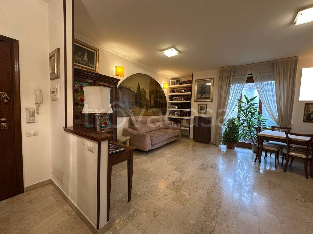 appartamento in vendita a Milano in zona Famagosta