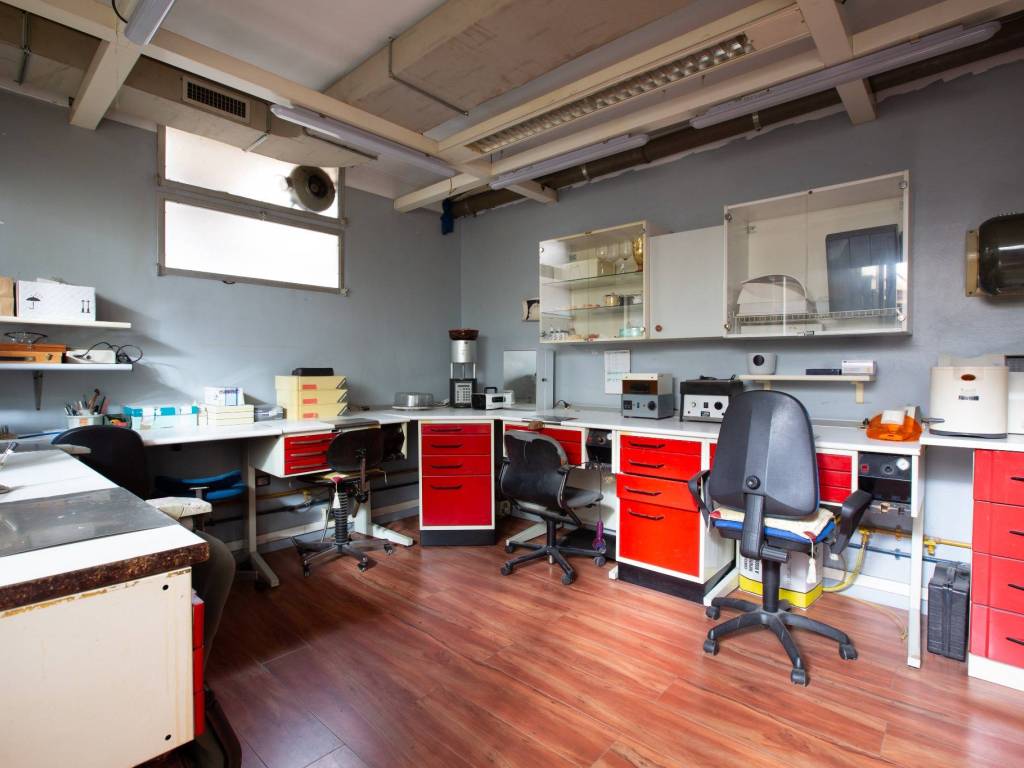 ufficio in vendita a Milano in zona Vigentino