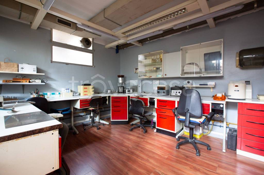 ufficio in vendita a Milano in zona Vigentino