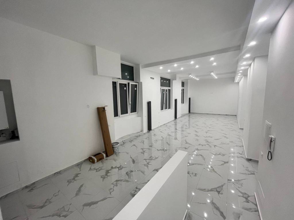 negozio in vendita a Milano in zona Guastalla