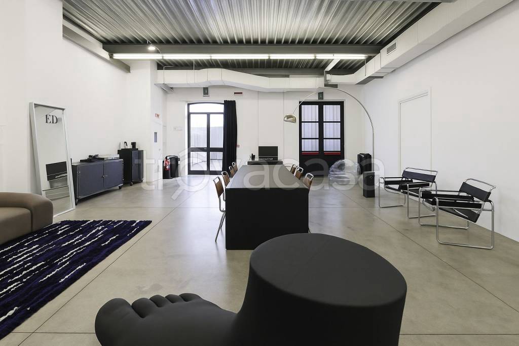 negozio in vendita a Milano in zona Porta Genova
