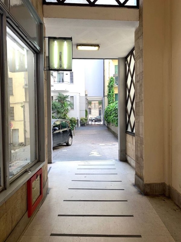 ufficio in vendita a Milano in zona Guastalla