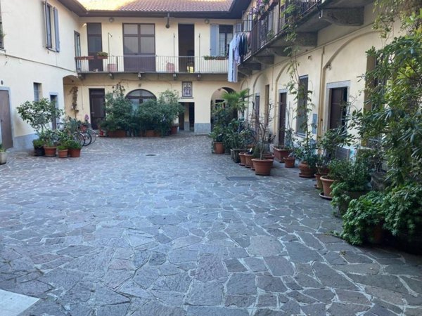 locale commerciale in vendita a Milano in zona Porta Romana