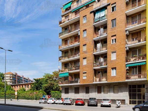 negozio in vendita a Milano in zona Lambrate