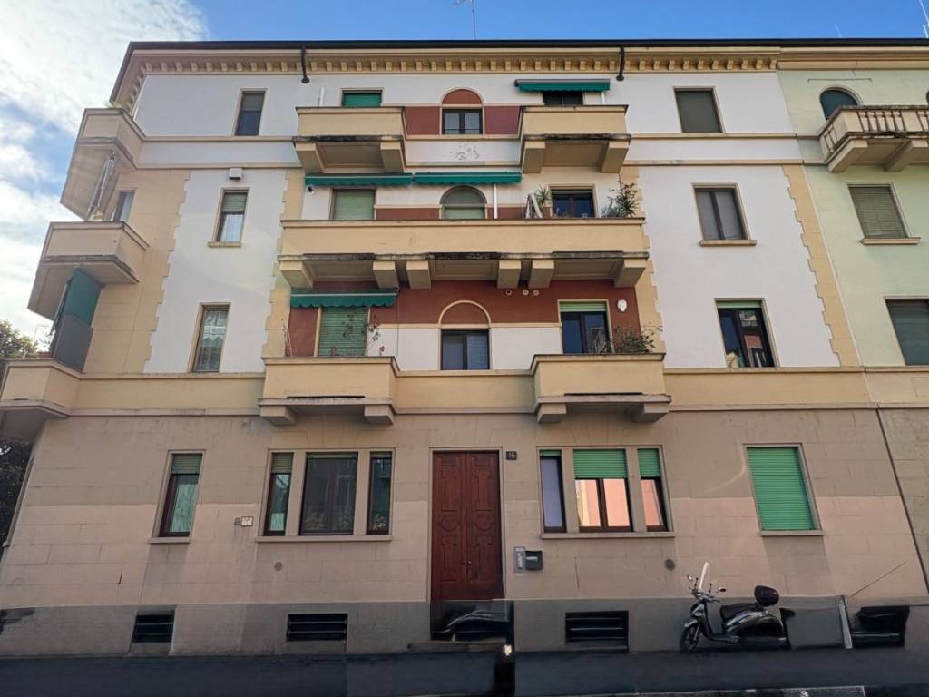 appartamento in vendita a Milano in zona Famagosta