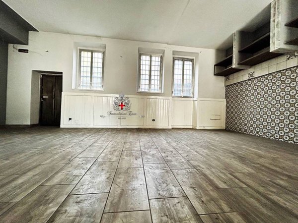 negozio in vendita a Milano in zona Baggio