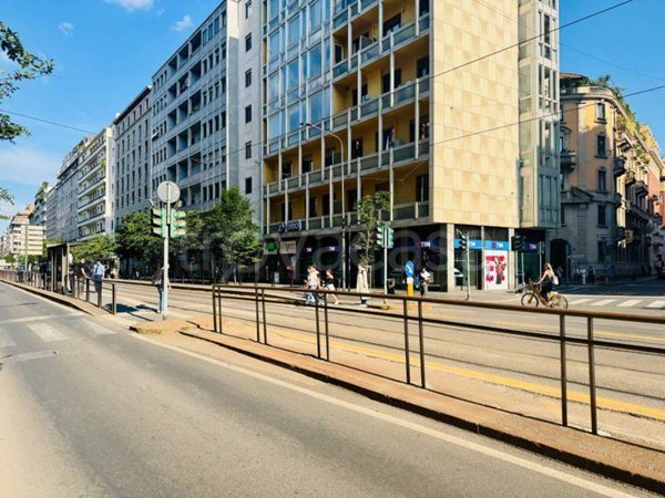 negozio in vendita a Milano in zona Guastalla
