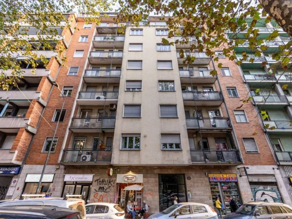 negozio in vendita a Milano in zona Barona