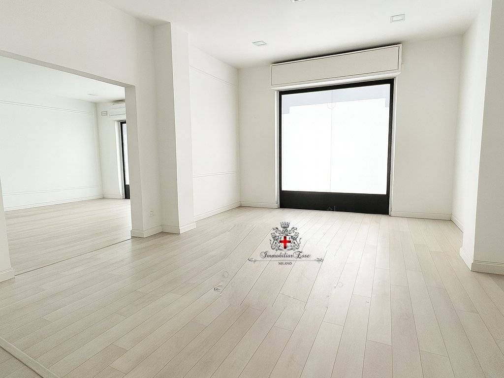 negozio in vendita a Milano in zona Baggio