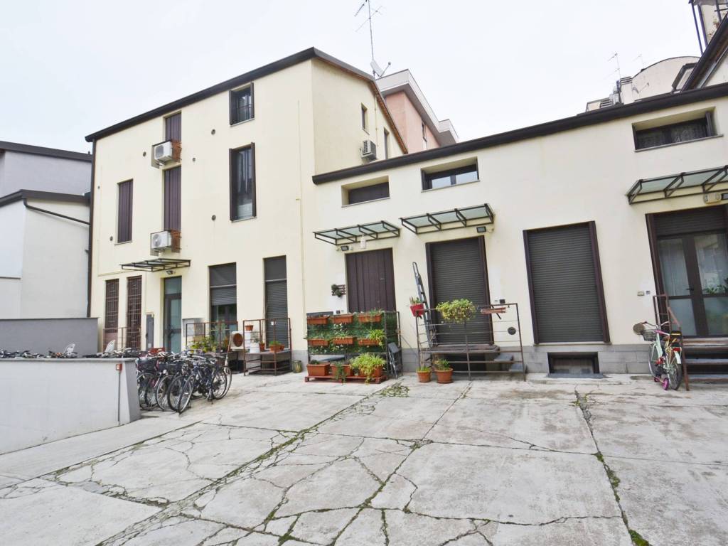 appartamento in vendita a Milano in zona Lorenteggio