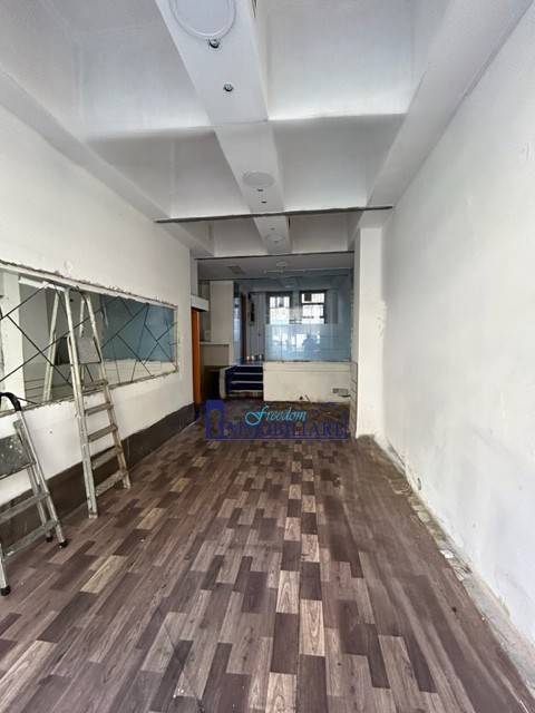 negozio in vendita a Milano in zona Lorenteggio