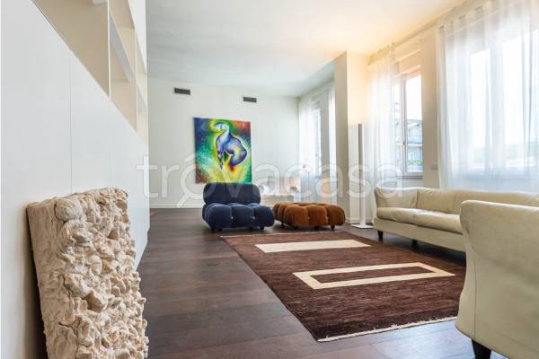 appartamento in vendita a Milano in zona Sant'Ambrogio