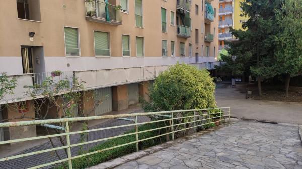 negozio in vendita a Milano in zona Quarto Oggiaro