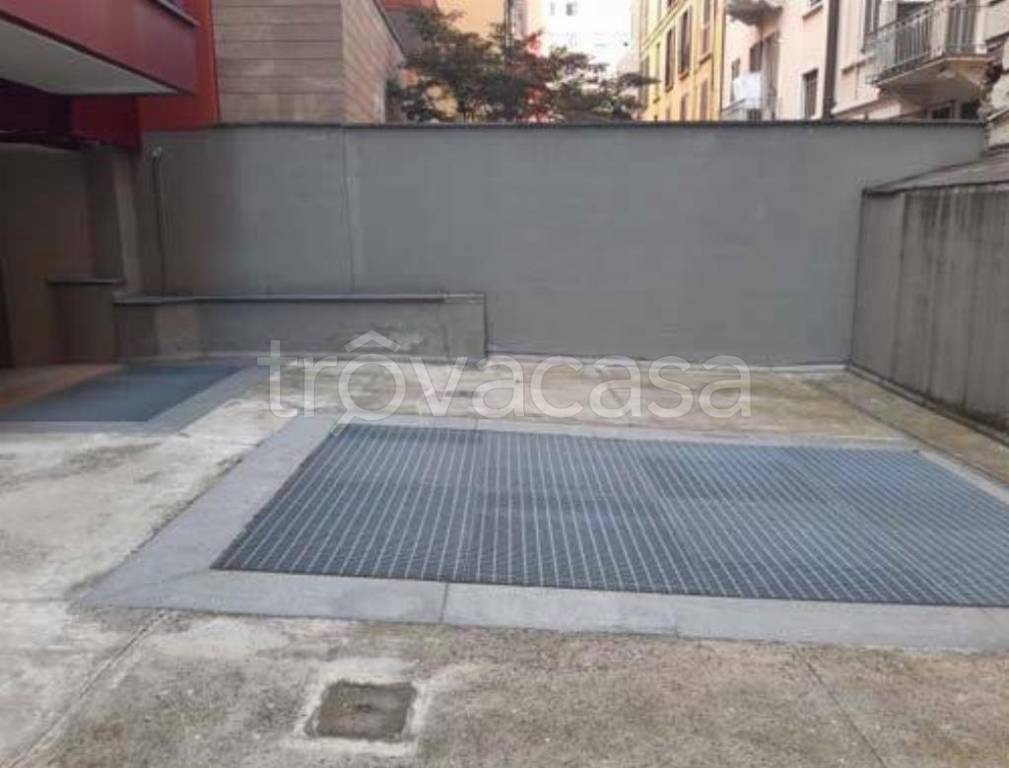 locale commerciale in vendita a Milano in zona Porta Romana