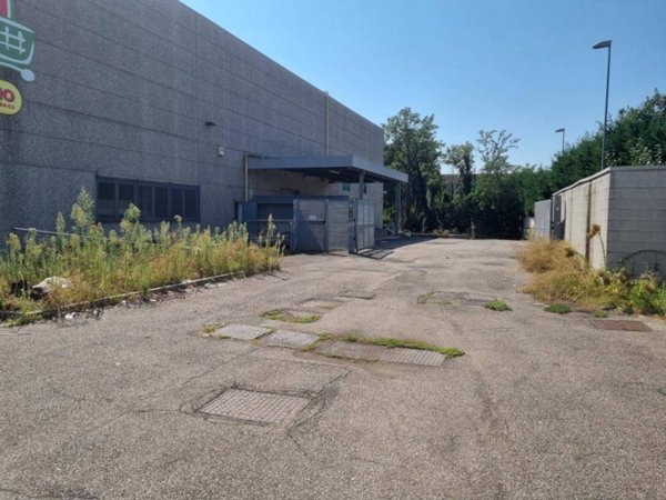 negozio in vendita a Milano in zona Muggiano