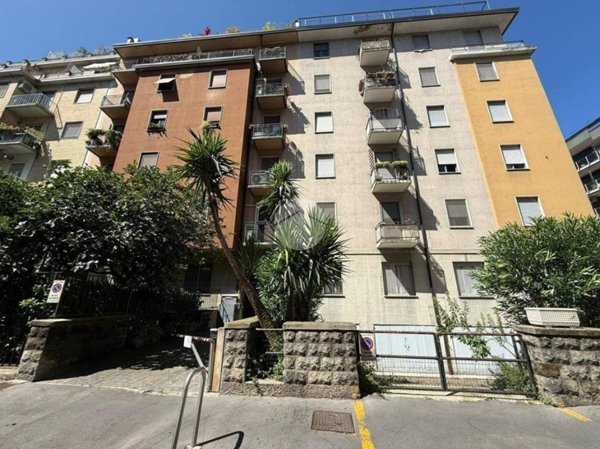 negozio in vendita a Milano in zona Lorenteggio