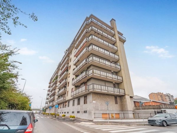 appartamento in vendita a Milano in zona Famagosta
