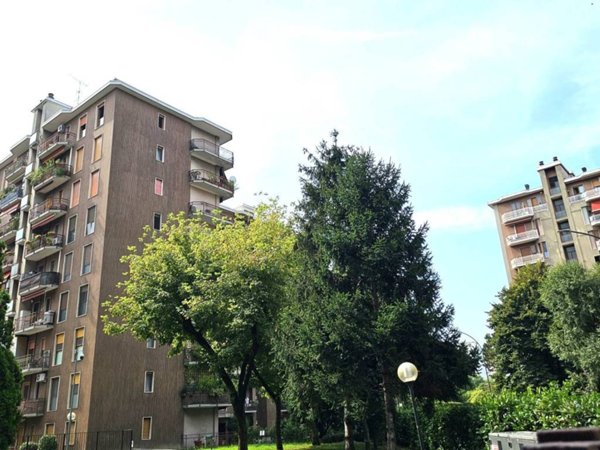 appartamento in vendita a Milano in zona Famagosta