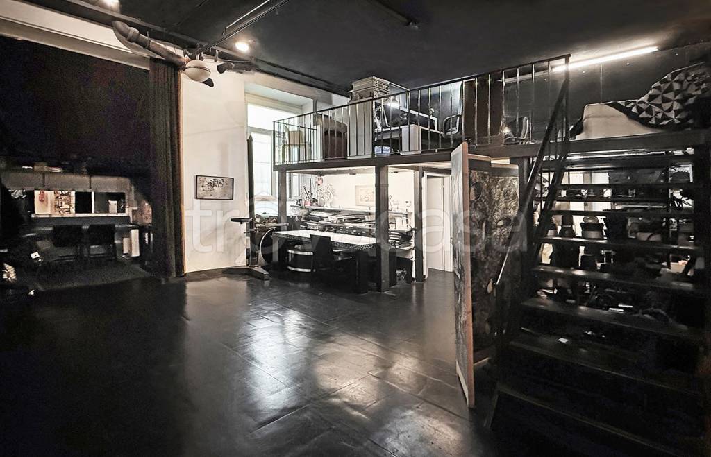 negozio in vendita a Milano in zona Porta Nuova