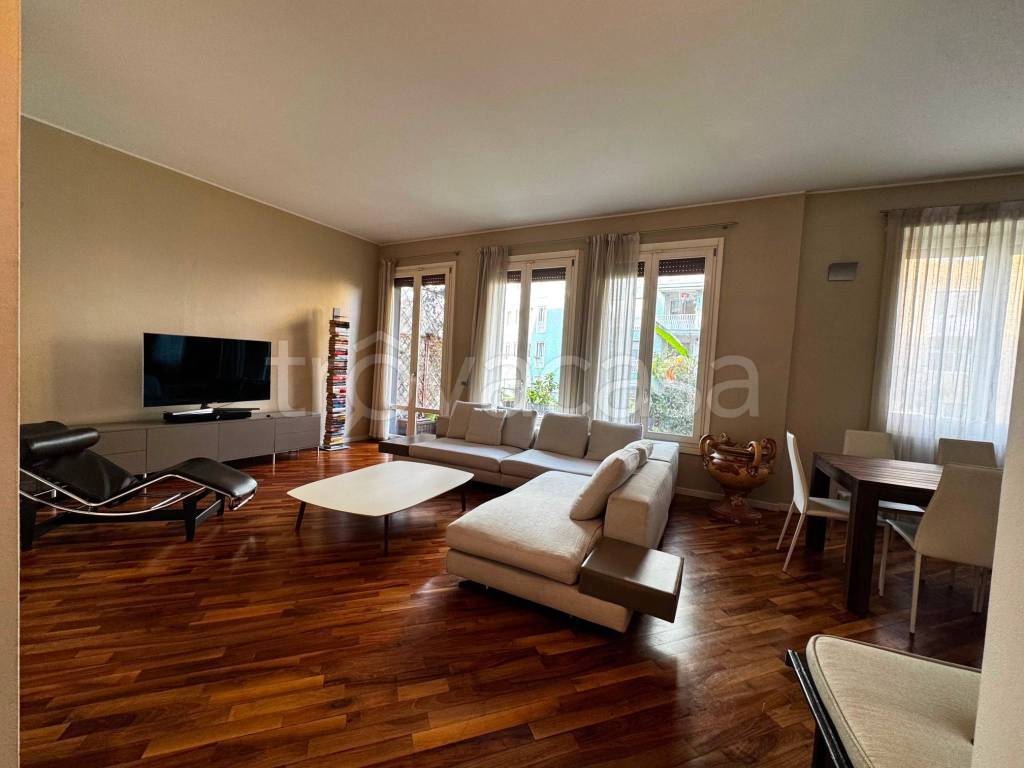 appartamento in vendita a Milano in zona Sempione