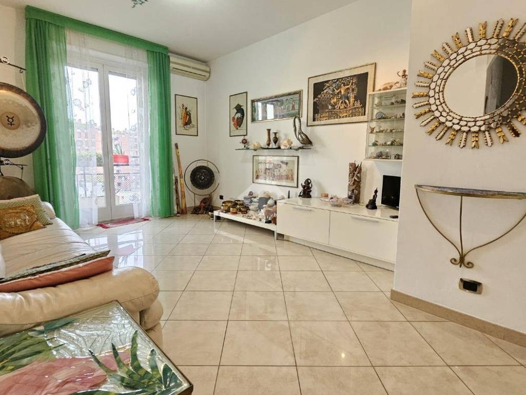 appartamento in vendita a Milano in zona Adriano