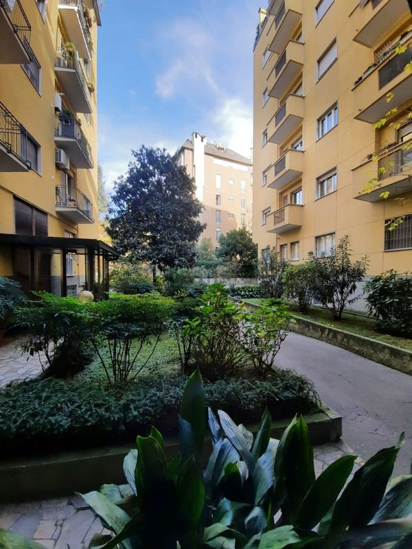 ufficio in vendita a Milano in zona Sant'Ambrogio