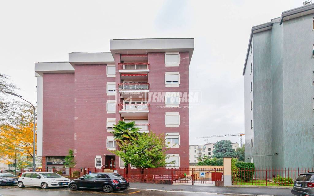 locale commerciale in vendita a Milano in zona Gratosoglio